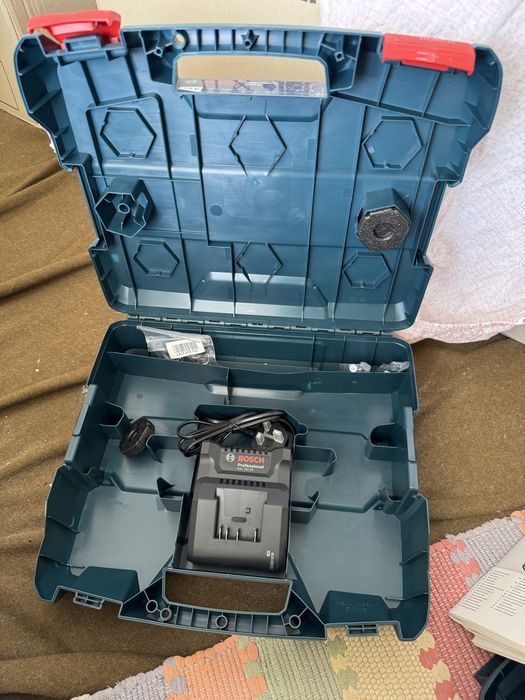 Filetantă / mașină de găurit Bosch Brushless GSB 18V-55 aproape nouă, stare impecabilă