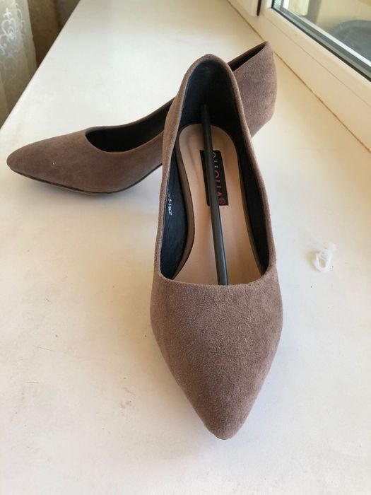 Туфли остроносые на небольшом каблуке