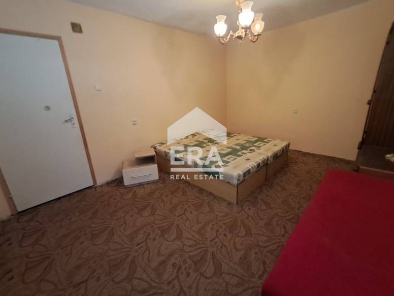 Двуетажна ексклузивна къща за продажба, с гараж и голям двор, на главн