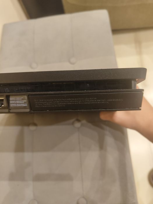 Продавам ps4 с външна памет,2джойстика,7игри