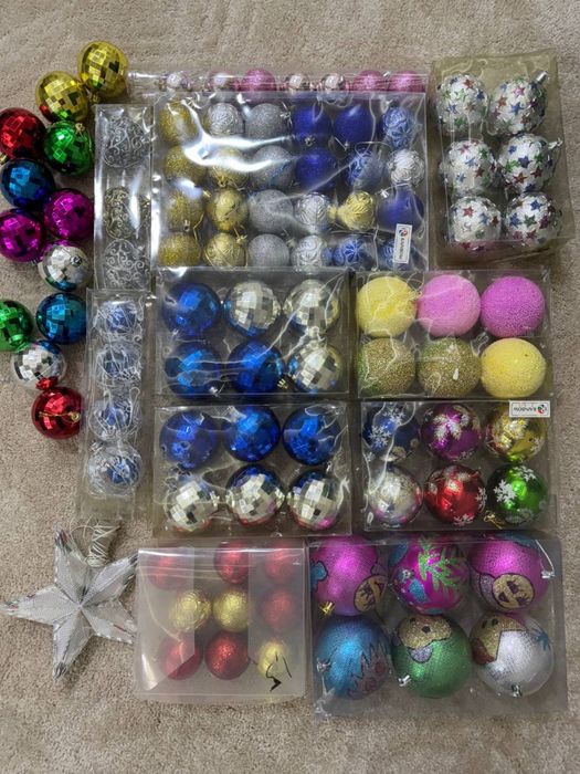 Елка в отличном состояние игрушки в подарок