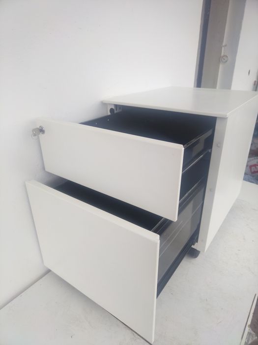 метални шкафове на колелца с ключ за инструменти, лични вещи 
Две чекм