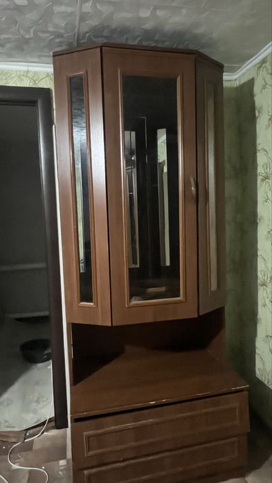 Шкаф с зеркалом