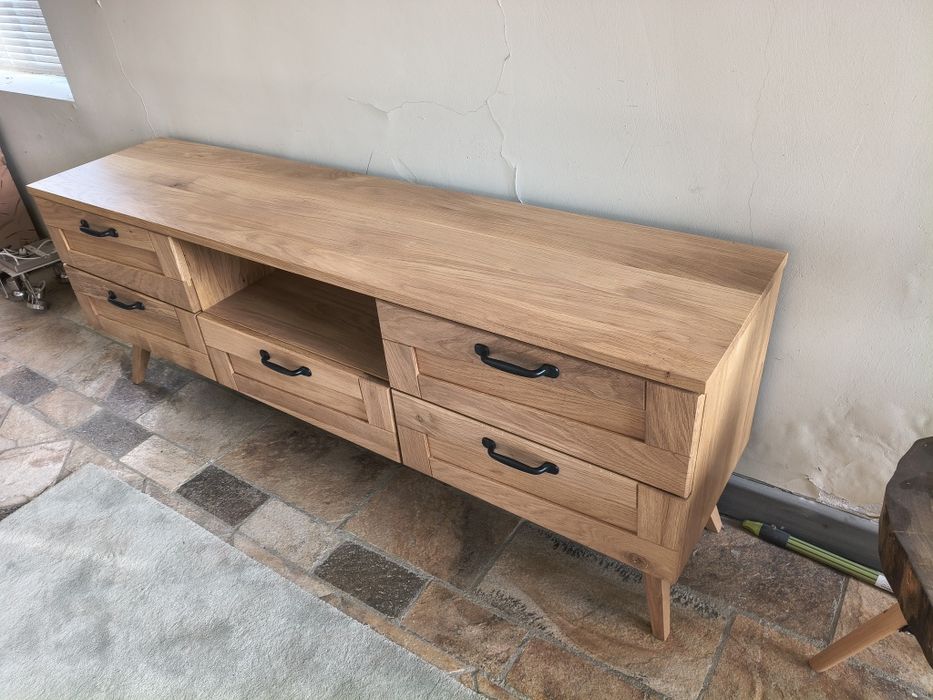 Скрин , тип TV , изцяло масив , дъб.