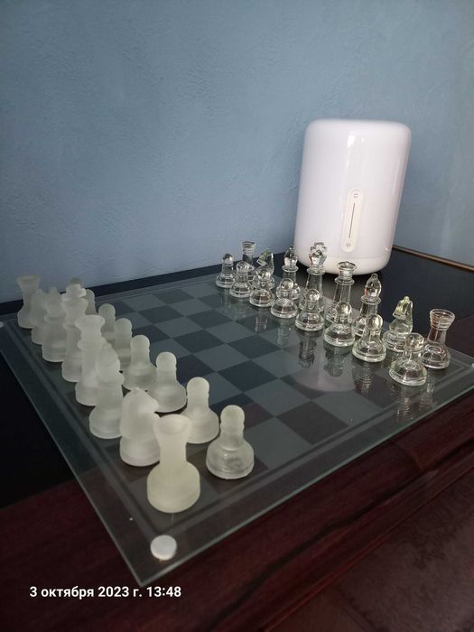 Шахматы. Стеклянные новые.