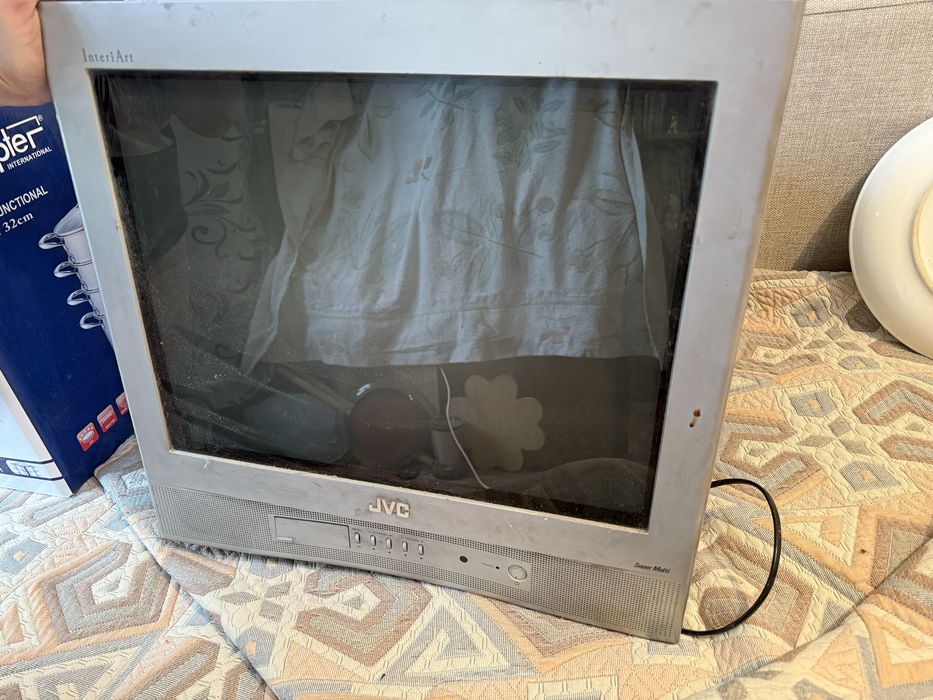 Телевизор JVC в рабочем состоянии