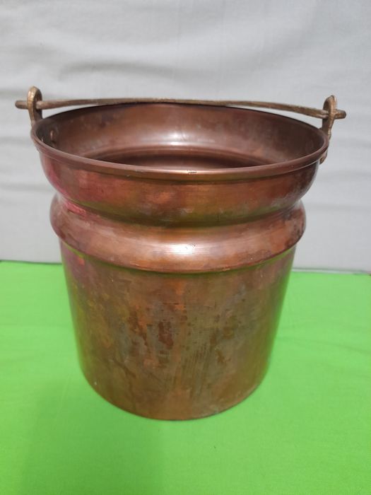 Vînd două vase din cupru