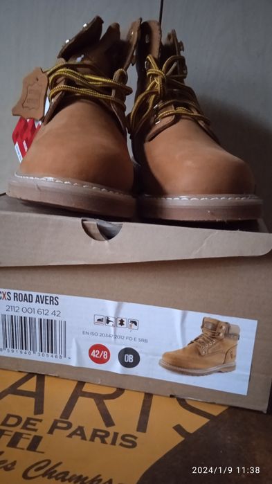 Нови мъжки обувки от естествена кожа.