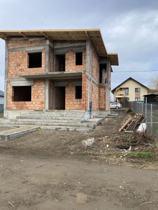 Persoana fizica .Casa individuala de vanzare. Casa se vinde la cheie