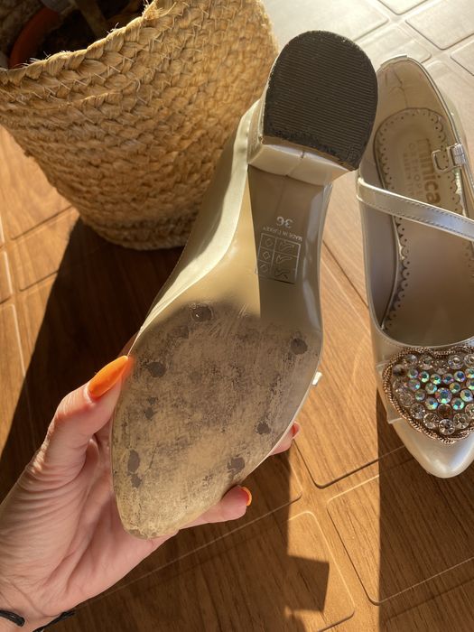 Кокетни токчета бели