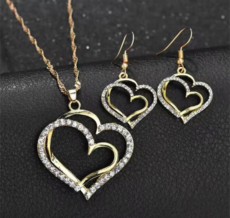 Комплект колие и обеци във формата на сърце