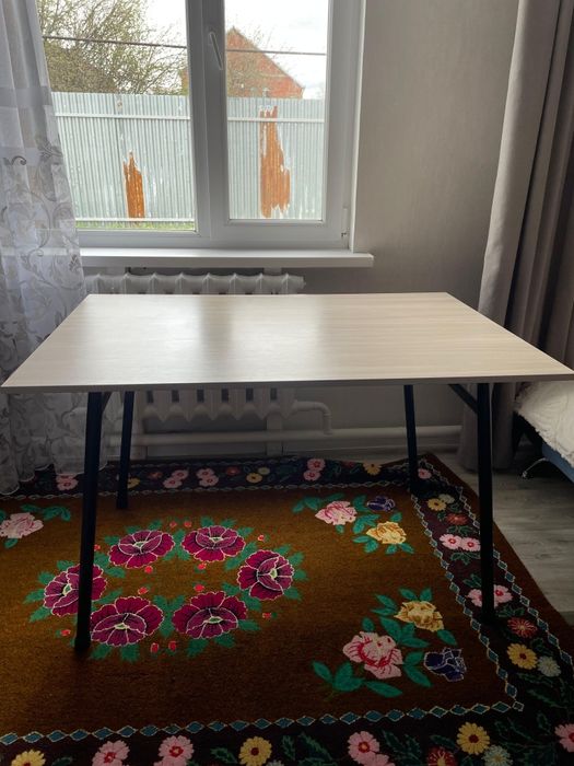 В продаже столы и стулья