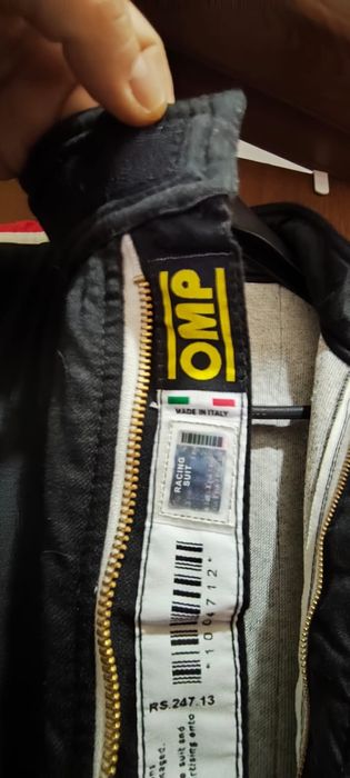 costum de curse profesional nou de la OMP Racing