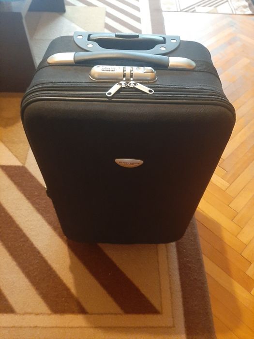 Чисто нов куфар черен
