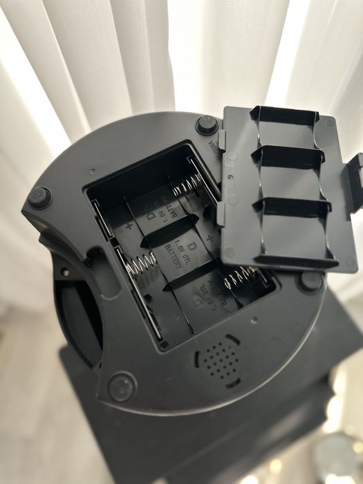 Dispozitiv automat pentru hranirea animalelor de companie