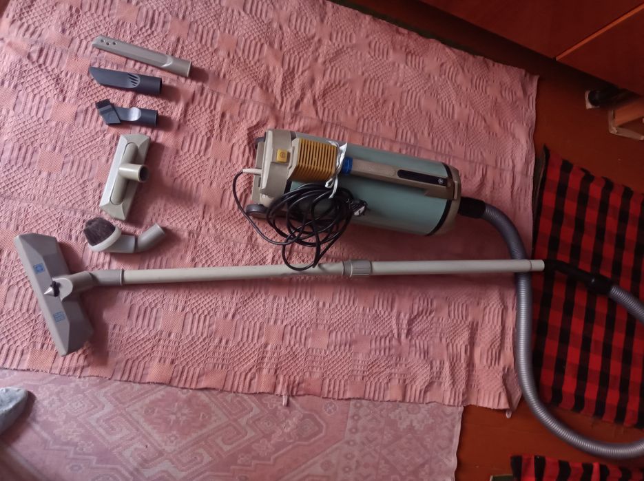 Продам советский рабочий пылесос Ракета