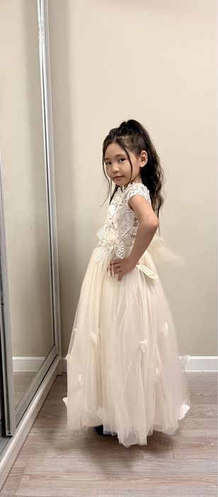 Платье нарядное, пышное.