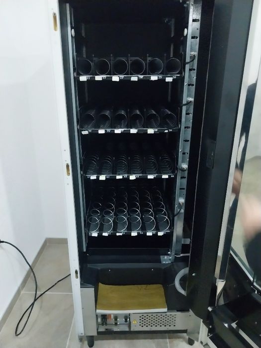 Продавам хладилна вендинг машина за снаксове и напитки