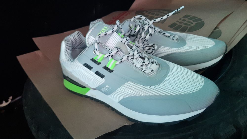 Кроссовки, брюки,бомберы,безрукавки