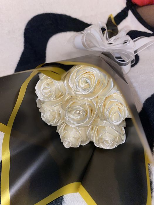 Buchete de trandafiri din satin