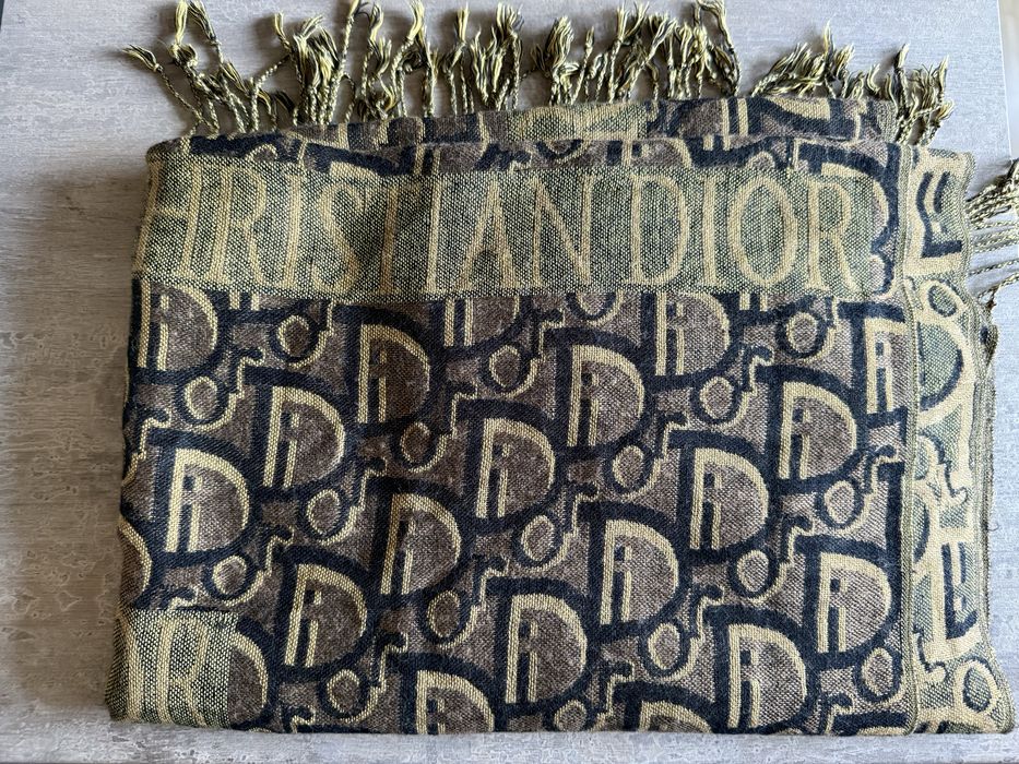 Esarfa C.D ior , impecabila