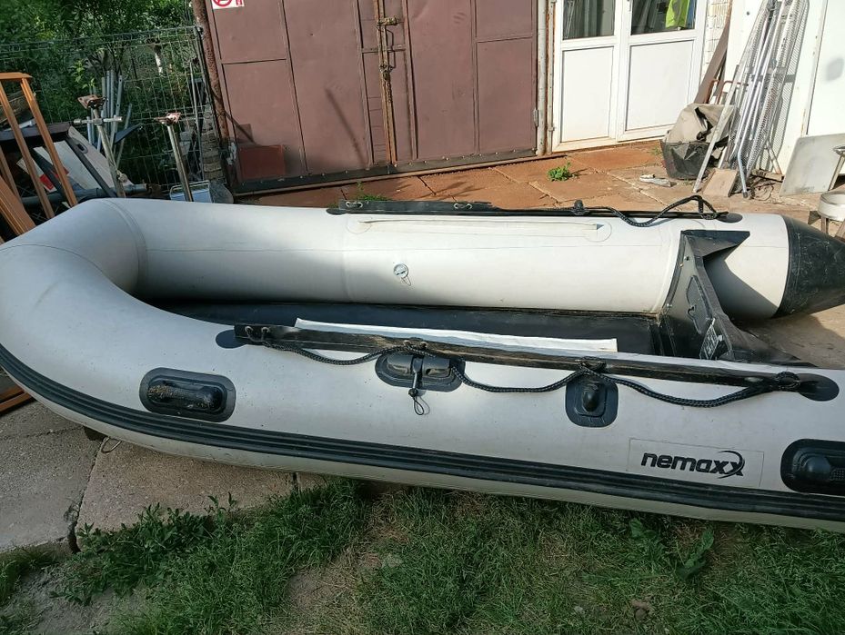 Vand barcă cu două motoare de 4persoane