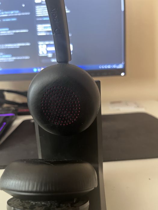 Слушалки Poly Voyager Focus 2