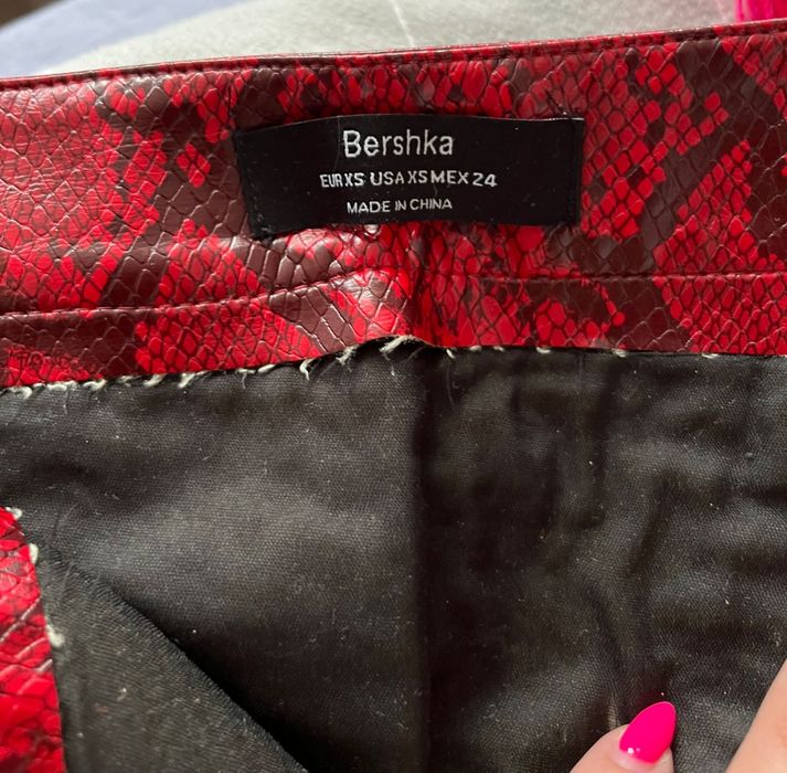 Червена дамска кожена пола с принт Bershka