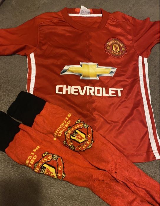 Детска футболна блуза manchester united с чорапи