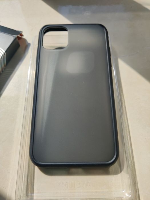 Huse Iphone 11 (carcasa + folie protecție)