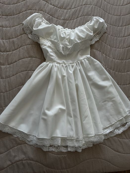 Къса бяла  рокля