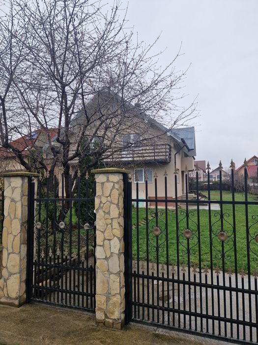 Vand casa cu teren 10 ari rândul 1 pe sens unic inainte de rar Scheia