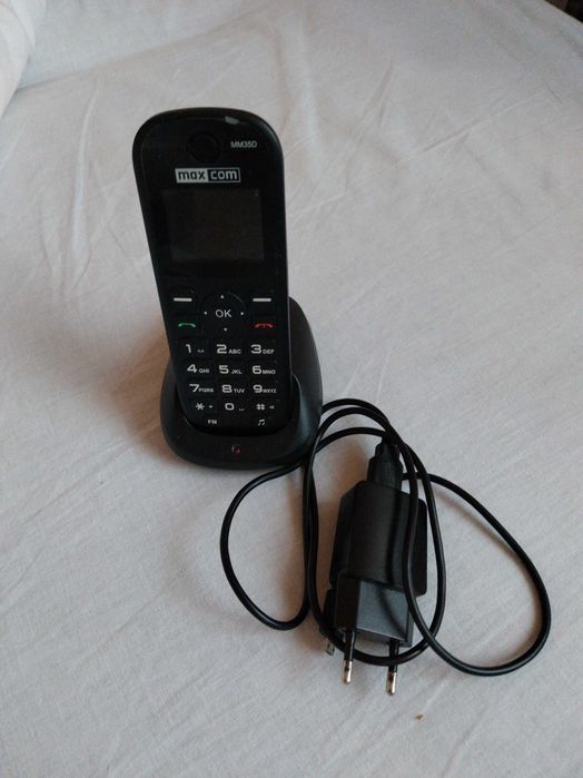 Ieftin- Vând telefon portabil, suport și încărcător preț bun