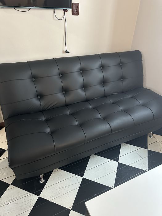 Диван с журнальным столиком