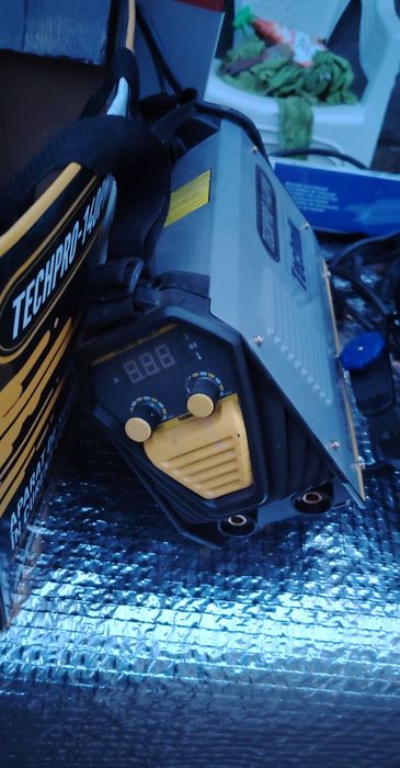 Aparat de sudura, bonus masca și electrozi.