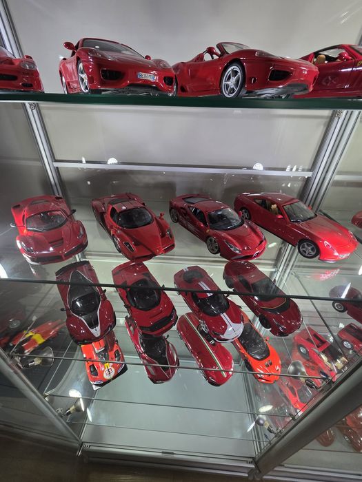 Vand colectie 48 buc machete Ferrari scara  1:18
