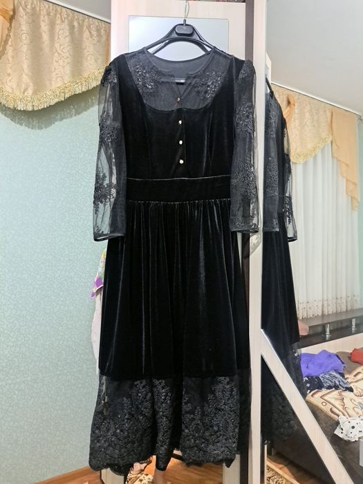 Чёрный бархатное платье