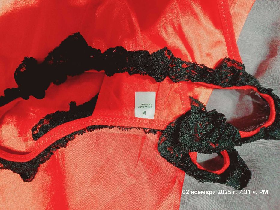 Сатенена червена нощница с черна дантела