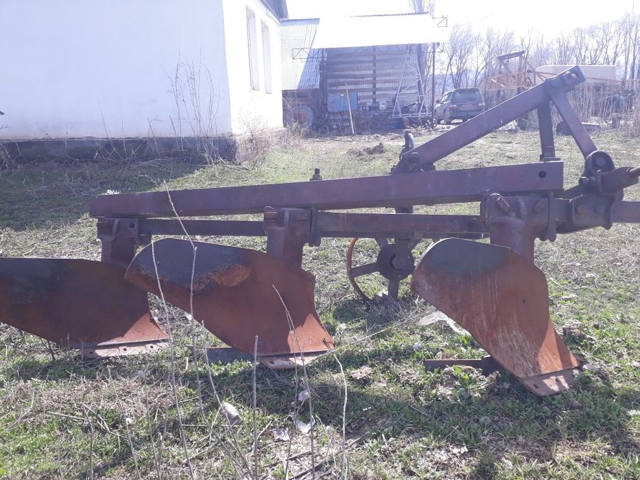 Плуг заводской 3корпусный.