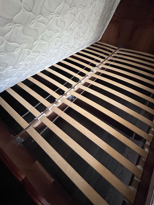Продам кровать и две тумбочки