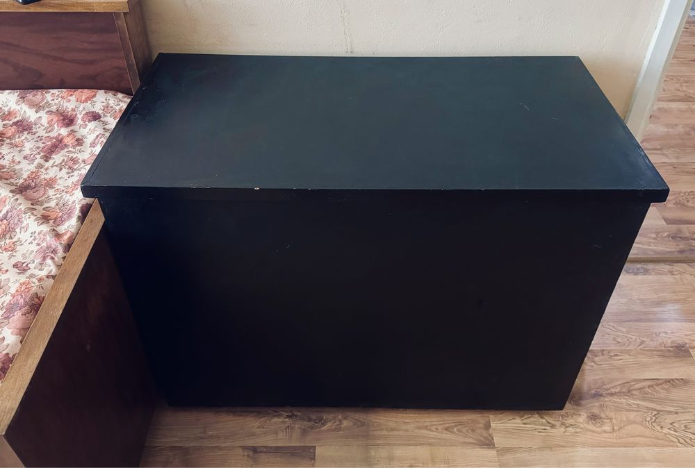 Голяма ракла за съхранение и Килим