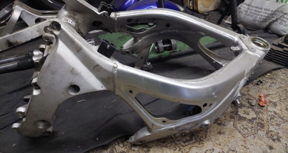 Рама + маятник от Yamaha yzf R6 2002