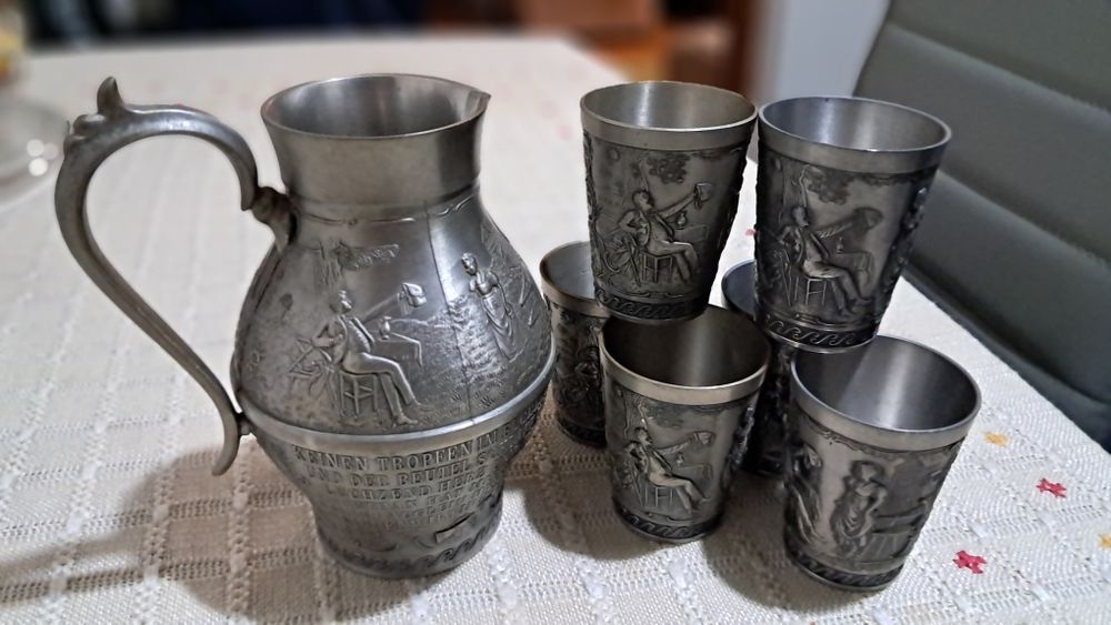 Carafa  0,7 l  si 6 pahare  din staniu cu acelas model