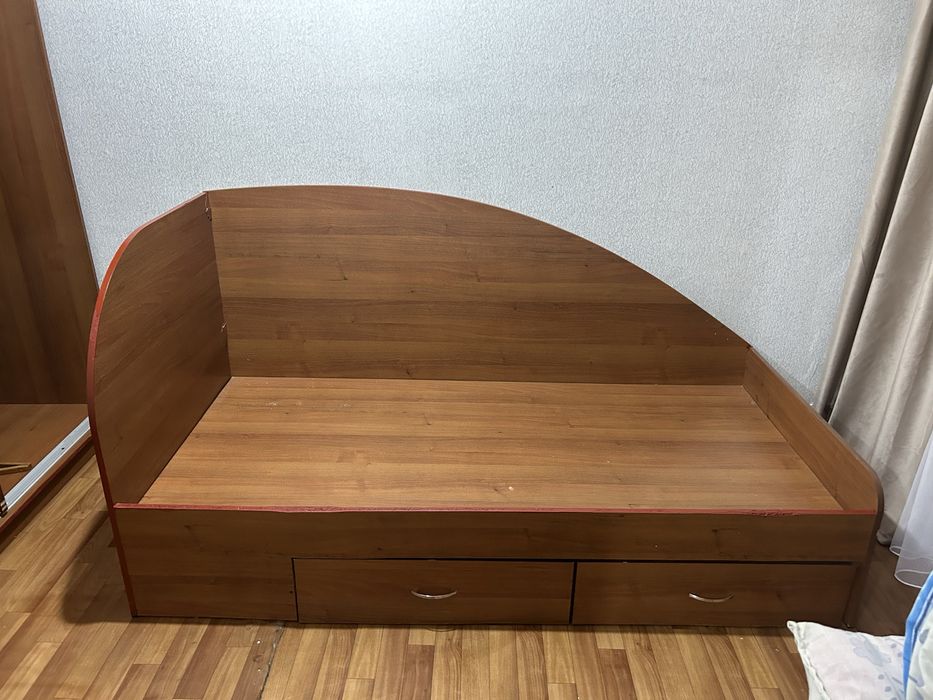 Большой шкаф, кровать, трюмо