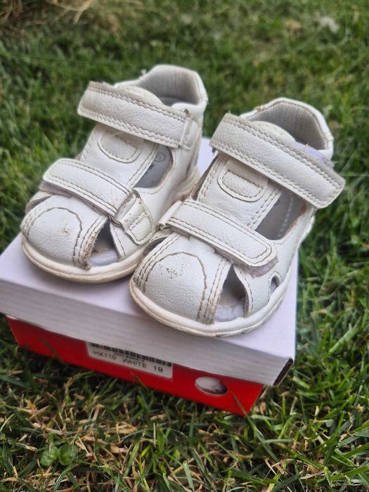 Бебешки сандали и буйки