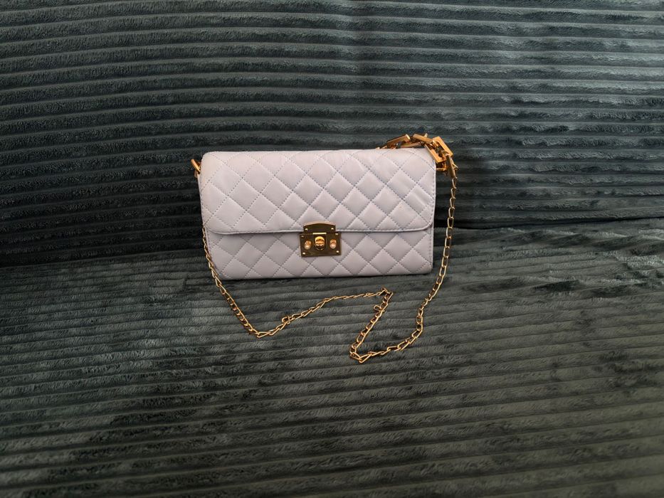 Дамска чанта с верижна дръжка