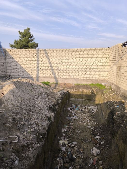 Дом 3 комнаты. Участок земли угловой вдоль дороги. Махалля ТАШКЕНТ