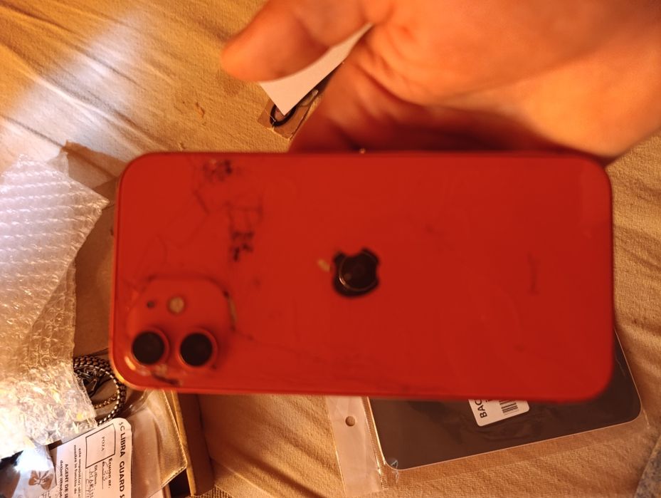 Vând iPhone 12 red