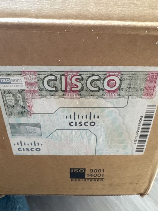 Switch Cisco Catalyst 2960 (cod model exact: WS-C2960-24TT-L).