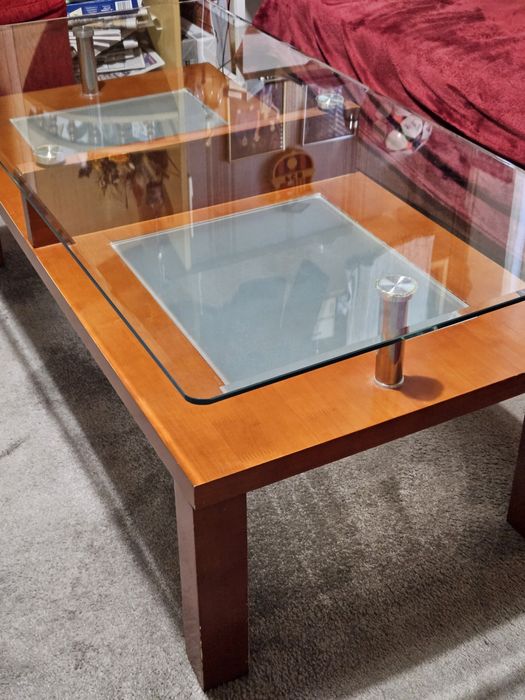 Масивна стъклена холна маса с дървена основа